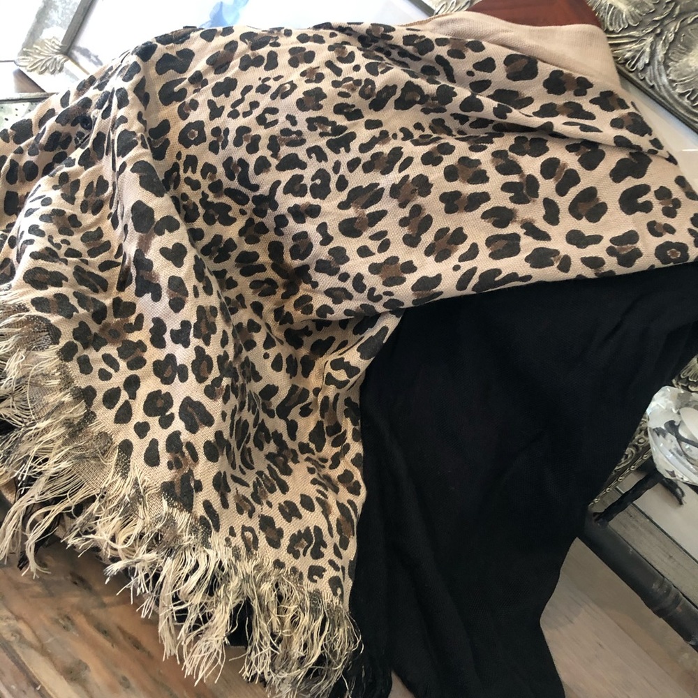 BCBG MAXAZRIA...... unique shawl